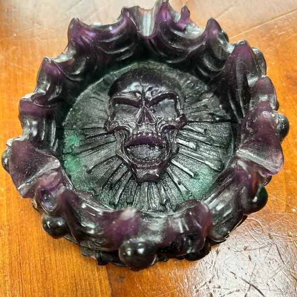 Resin skull ashtray- 5” by 2” , outside has skulls imbedded in resin- new - Picture 6 of 7